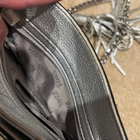 Michael Kors silver handbag with heavy chain strap - Picture 4 of 6